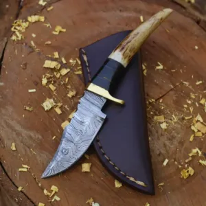 Hand-Forged Damascus Steel Skinner Knife: Stag Horn Handle, Leather Sheath